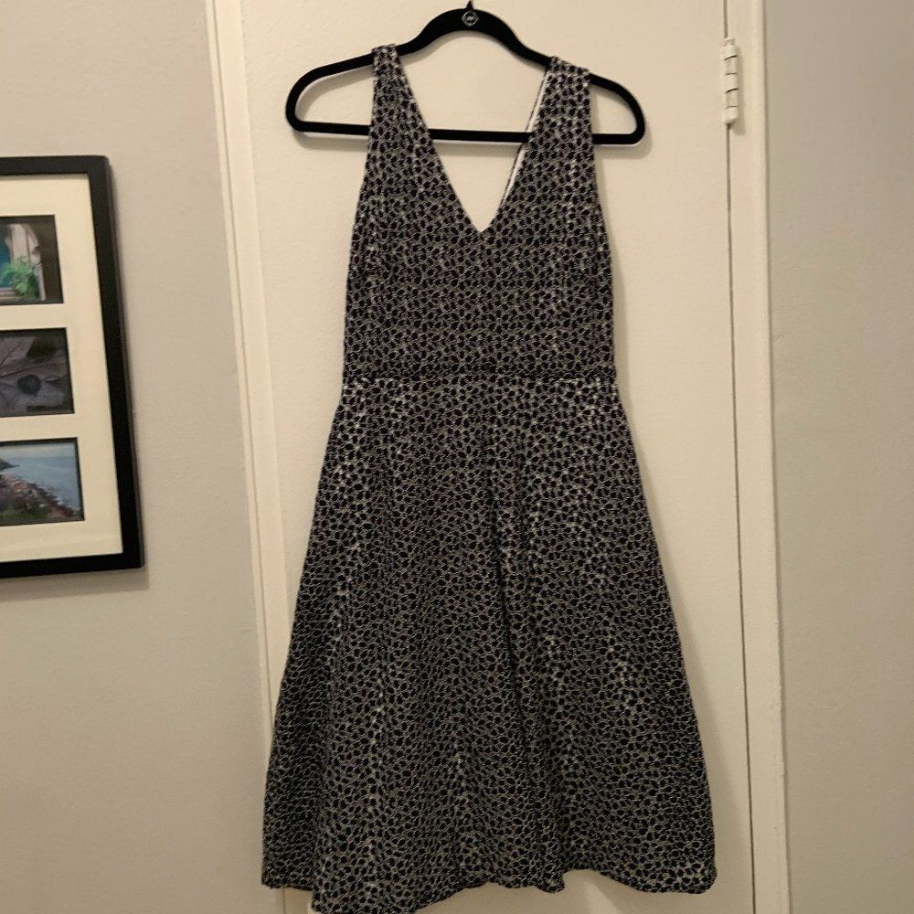 DKNY Sleeveless V-Neck Dress Black and White Size 6 Pockets